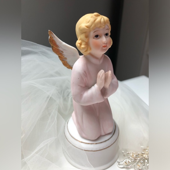 Vintage Musical I’m Dreaming of a White Christmas Angel Figurine - Picture 2 of 8